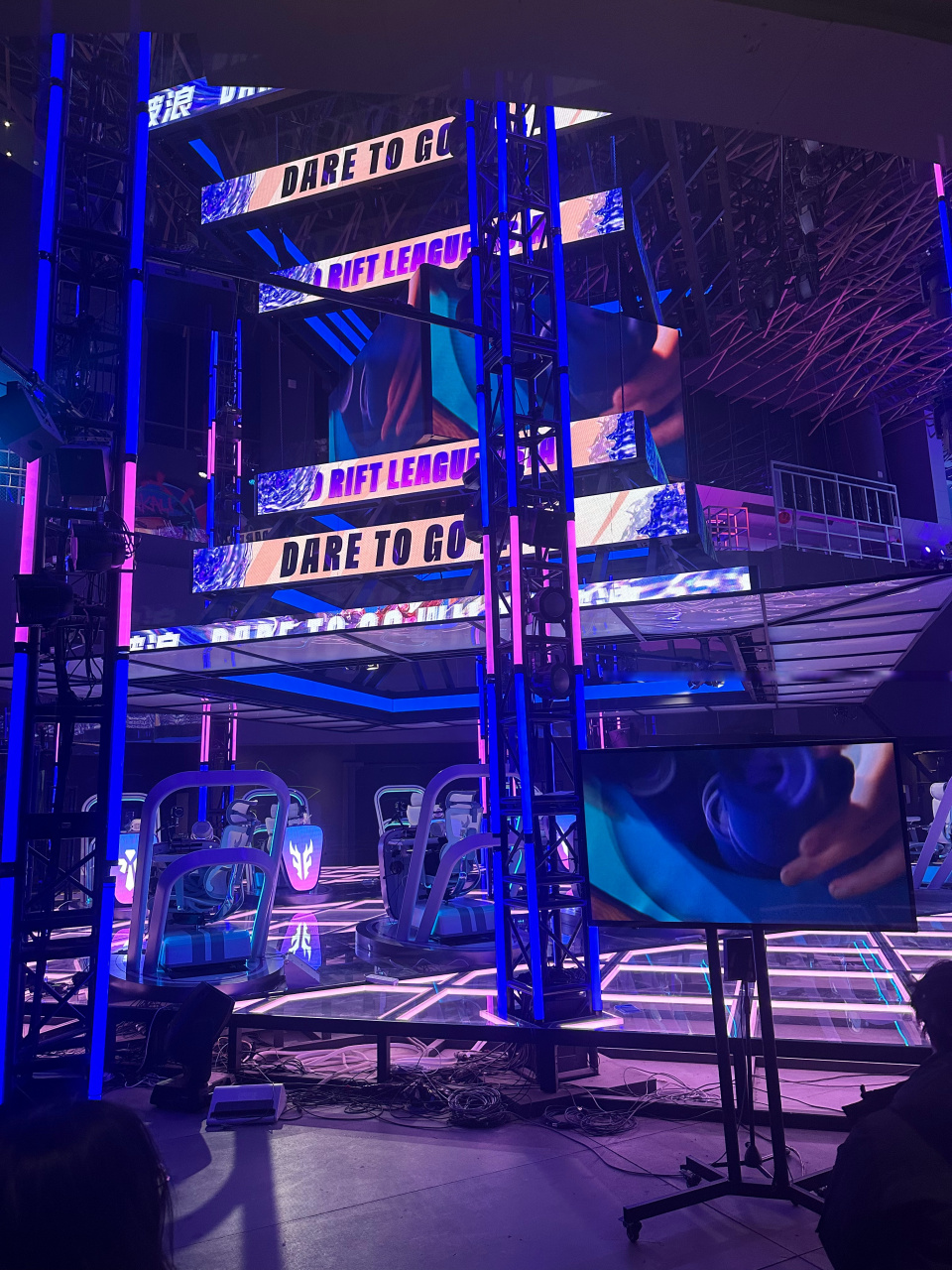 少年面对两 少年面对两