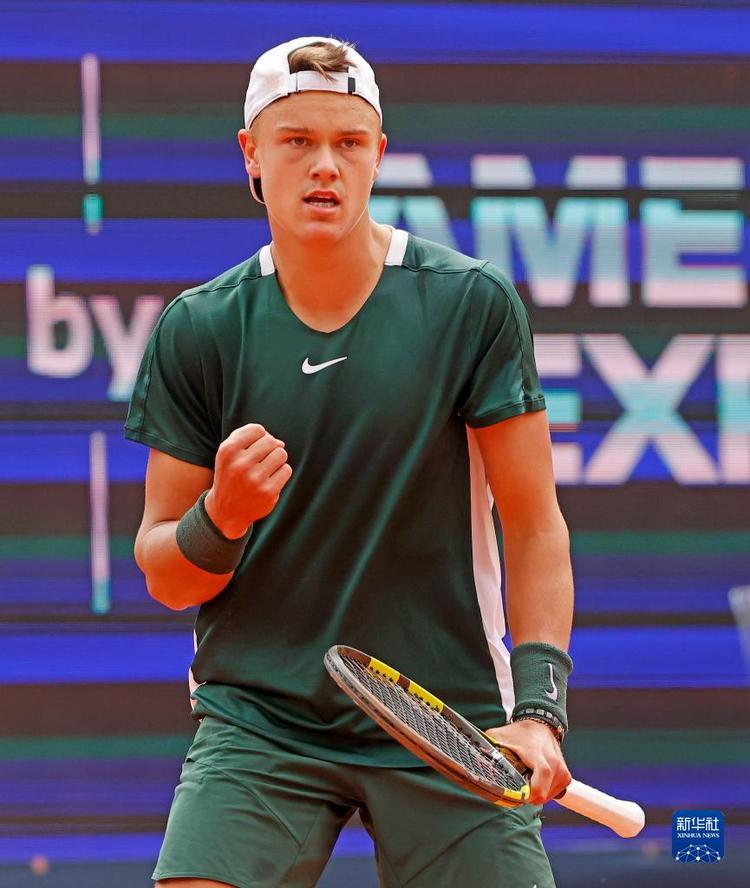 他凭借多年 他凭借多年