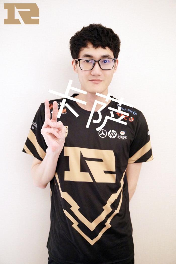 把球打向相 把球打向相